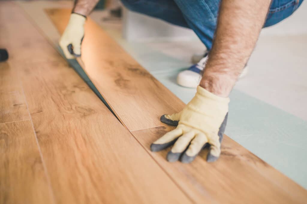 Comment installer votre plancher de vinyle : astuces pratiques pour un projet réussi